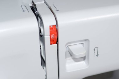 Dikiş makinesi. Dikiş düğmesini kapat.