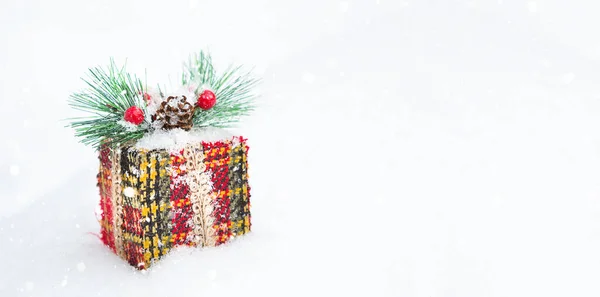 Karácsonyi Ajándék Doboz Hátterében Fehér Hóesés Hópelyhek Fenyőággal Díszítve Bogyókkal — Stock Fotó