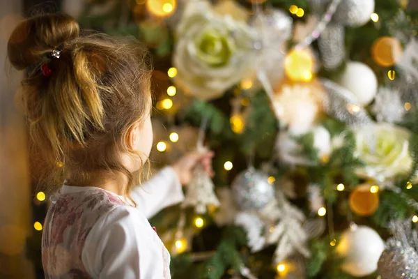 Une Petite Fille Attrape Jouet Arbre Noël Avec Main Décor — Photo