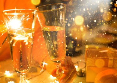 Şampanya bardağındaki maytaplar, şeffaf bardakta şarap ve su sıçraması. Yeni yıl, şenlik havası, kutlama. Noel