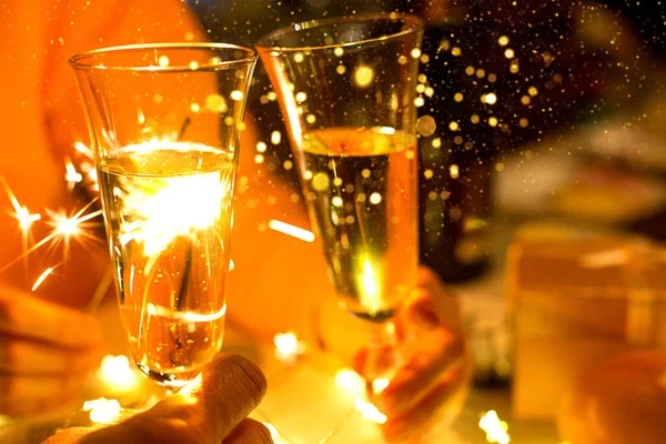 Sparklers Ένα Ποτήρι Σαμπάνια Διάφανο Ποτήρι Κρασί Και Πιτσιλιές Πρωτοχρονιά — Φωτογραφία Αρχείου