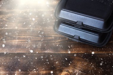 Yemek konteynırları ve bir pizza kutusu istiflenmiş. Gıda dağıtım servisi, hazır sipariş, tek kullanımlık plastik ve kağıt ambalaj, ekolojik olmayan çöp, tıkama ve geri dönüşüm. Boşluğu kopyala