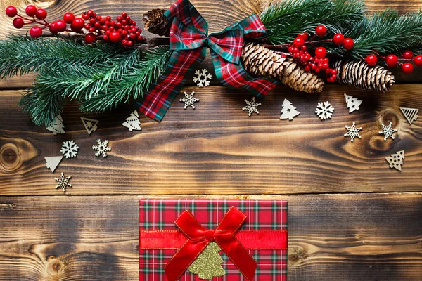 Kerstdecor Een Houten Achtergrond Nieuwjaar Vakantiestemming Groene Sparren Takken Decoraties — Stockfoto