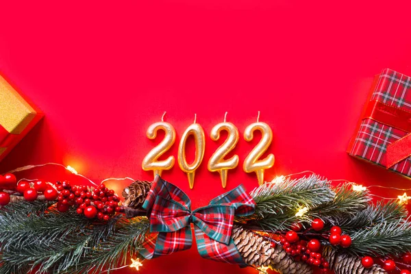 Boldog Évet Arany Gyertyák Számok 2022 Egy Piros Háttér Karácsonyfa — Stock Fotó