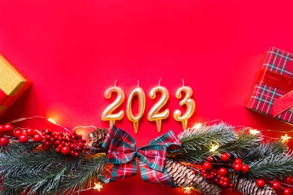 Feliz Año Nuevo Velas Doradas Números 2023 Sobre Fondo Rojo — Foto de Stock