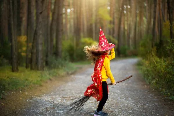 Dívka Kostýmu Čarodějnice Klobouku Koštěti Hraje Podzimním Lese Jde Halloweenskou — Stock fotografie