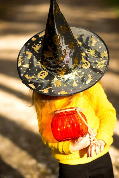 Una Niña Sombrero Bruja Suéter Amarillo Con Una Calabaza Una — Foto de Stock
