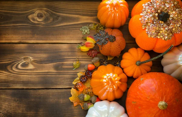 黄色の秋のカエデの葉 コピースペースのある果実を持つ木製のテーブルの上にオレンジと白のカボチャ 秋の気分 ハロウィン 感謝祭 家の装飾 — ストック写真