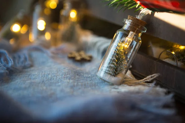 Luces Hadas Frasco Con Árbol Navidad Nieve Cerca Cálido Acogedor —  Fotos de Stock