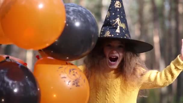 Una Ragazza Costume Strega Cappello Con Palloncini Arancioni Neri Sta — Video Stock