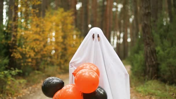 Uma Criança Lençóis Com Fendas Como Traje Fantasma Uma Floresta — Vídeo de Stock