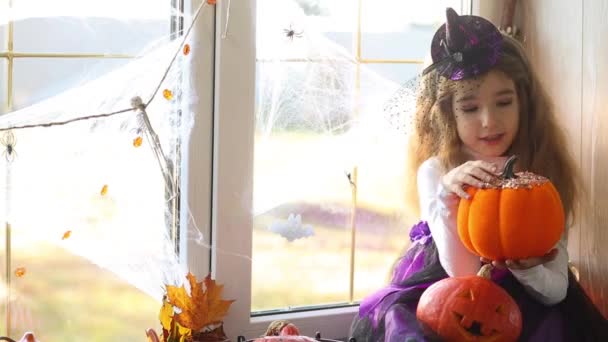 Egy Boszorkányjelmezes Lány Ablakpárkányon Egy Halloween Partin Aki Pókhálót Denevért — Stock videók