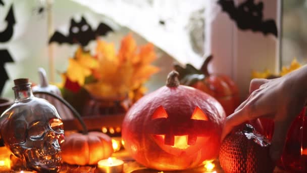 Decorazione Festiva Della Casa Sul Davanzale Della Finestra Halloween Zucche — Video Stock