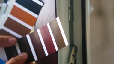 Kaplamalı pencere çerçevesi için RAL şirketi Tikkurila 'nın planlarıyla birlikte renk seçimi. Tamir ve inşaat, küçük çiplerin kaplanması. 29 Ekim 2021, Kaluga, Rusya