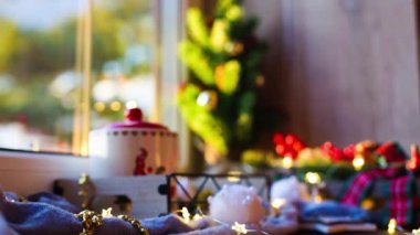 Elle alınır ve Noel dekorunda yemek servisi paketini masaya koyar. Çevre dostu geri dönüşümlü ambalaj. Tatil yemekleri, tatlı, kurabiye ve ev yapımı tatlılar. maket yap