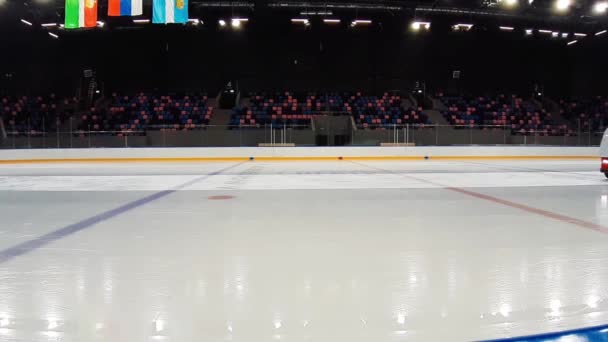 아이스링크 충전기는 레이서를 사용하여 드라이브하고 스케이트를 표면에 레벨을 올린다 경기장을 — 비디오