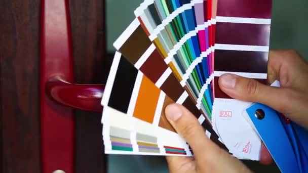 根据Ral公司Tikkurila布局的调色板选择门把手的油漆颜色 修理和建造 覆盖小芯片 2021年10月29日 俄罗斯卡卢加 — 图库视频影像