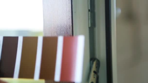 Selección Del Color Pintura Para Marco Ventana Laminado Paleta Con — Vídeos de Stock