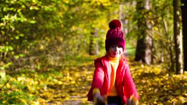 Девушка Красной Куртке Шляпе Играет Желтыми Опавшими Листьями Осенью Золотом — стоковое видео