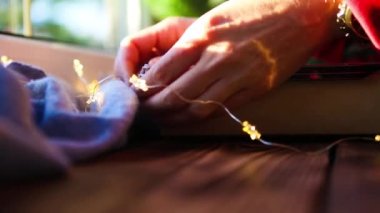 Yemek dağıtım konteynırlarının Noel dekoru. Eller alınıyor ve masaya konuyor. Yılbaşı arifesi terfisi. Hazır sıcak sipariş, tek kullanımlık plastik kutu. Bayramlarda yemek şirketinde çalışıyorum.. 