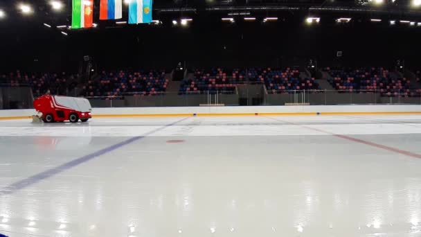 赤いアイスリンク充填機は ドライバで氷の上を駆動し スケートのための表面をレベルします アイススタジアムの維持管理 2021年10月29日ロシア カルーガ — ストック動画