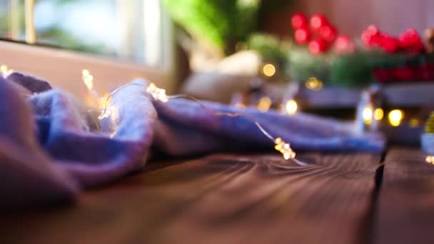食品配送サービスコンテナのクリスマスの装飾 手を取ってテーブルの上に置く 大晦日のプロモーション 既製のホット注文 使い捨てプラスチックボックス 祝日のケータリングの仕事 — ストック動画