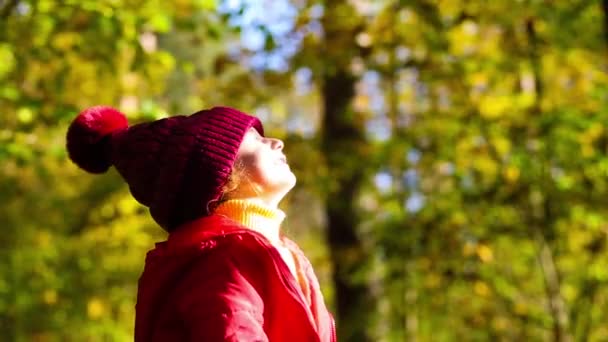 Ein Mädchen Roter Jacke Und Hut Spielt Herbst Goldenen Wald — Stockvideo