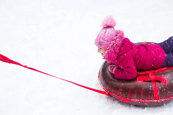 Девушка Едет Трубе Горки Зимой Снегопад Трубы Зимние Виды Спорта — стоковое фото