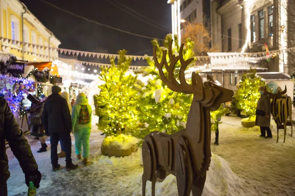 Люди Ходят Рождественскому Базару Праздничном Оформлении Улиц Выставочные Торговые Центры — стоковое фото