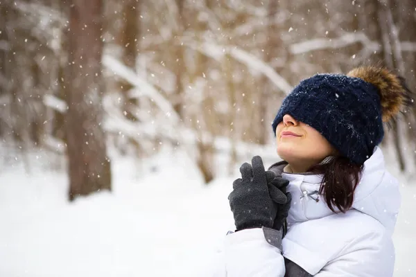 Женщина Тёплой Вязаной Шляпе Закрыла Глаза Улыбкой Наслаждается Снегом Холодной — стоковое фото