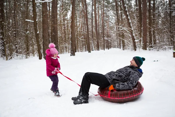 Papai Monta Sua Filha Tubo Slide Inverno Uma Queda Neve — Fotografia de Stock