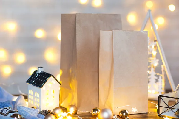 テーブルの上に食品配達サービス紙パッケージのクリスマスの装飾 既製の環境に優しいリサイクル可能なパッケージ ホリデーケータリング デザート クッキー お菓子の家庭で作られました モックアップ — ストック写真