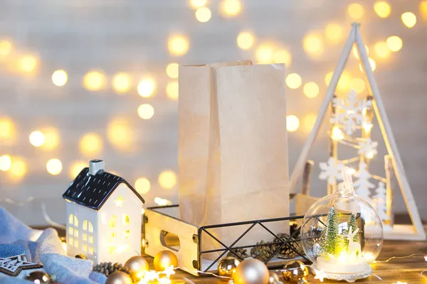 テーブルの上に食品配達サービス紙パッケージのクリスマスの装飾 既製の環境に優しいリサイクル可能なパッケージ ホリデーケータリング デザート クッキー お菓子の家庭で作られました モックアップ — ストック写真
