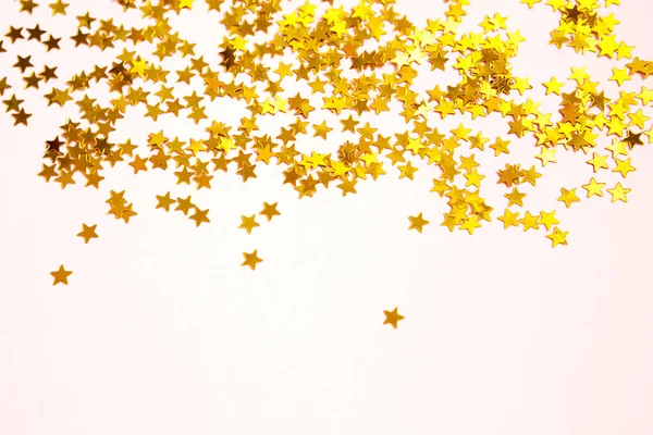 ピンクの背景に星の形をした金のスパンコール パーティーの装飾 クリスマスと新年 誕生日や記念日のためのコピースペースを持つ背景 グラデーションと質感 — ストック写真