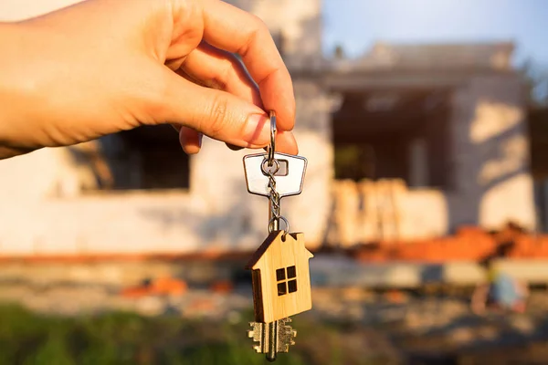 Hand Mit Dem Schlüssel Zum Zukünftigen Haus Vor Dem Hintergrund — Stockfoto
