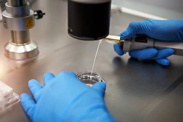 Manos Científico Laboratorio Con Tubo Ensayo Microscopio Invención Vacuna Médico — Foto de Stock