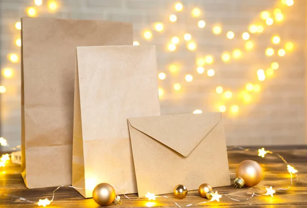 食品配送サービス使い捨てクラフト紙パッケージのクリスマスの装飾 既製の注文 環境に優しいリサイクル可能なパッケージ 廃棄物ゼロ ホリデーケータリング お菓子の家を作る モックアップ — ストック写真