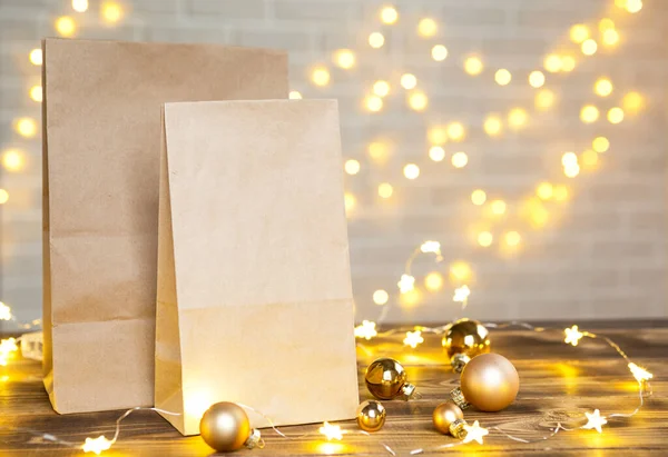 食品配送サービス使い捨てクラフト紙パッケージのクリスマスの装飾 既製の注文 環境に優しいリサイクル可能なパッケージ 廃棄物ゼロ ホリデーケータリング お菓子の家を作る モックアップ — ストック写真