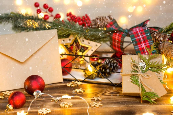 Envelop Van Kraftpapier Met Felicitaties Uitnodiging Voor Kerstmis Nieuwjaar Feestelijke — Stockfoto