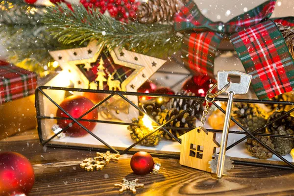 Sleutel Van Het Huis Met Een Sleutelhanger Een Tafel Met — Stockfoto