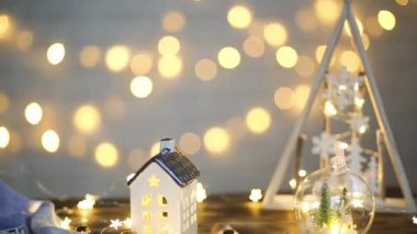 Elle alınır ve tek kullanımlık plastik kutudan sipariş verilir. Yemek dağıtım konteynırlarının Noel dekoru. Yılbaşı gecesi promosyonu. Bayramlarda yemek servisi. Peri ışıkları, ev