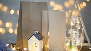 Yemek dağıtım servisinin yılbaşı dekoru. Tek kullanımlık Kraft kağıt paketi. Elle alınır ve sofraya sipariş verilir. Çevre dostu geri dönüşümlü paket. Tatil yemekleri, ev yapımı tatlılar. maket yap