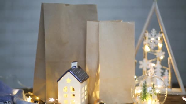 圣诞装饰食品递送服务一次性牛皮纸包 手拿起并向桌上下订单 环保可回收包装 假日饮食 使糖果自制 — 图库视频影像