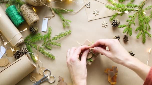 Hænderne Pakker Gave Til Jul Nytår Miljøvenlige Materialer Kraftpapir Levende – Stock-video