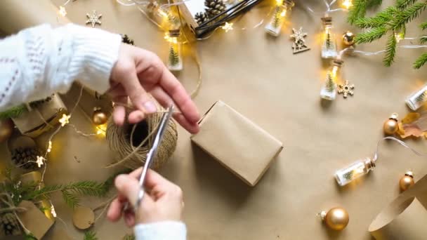 Mãos Empacotam Presente Natal Ano Novo Materiais Ecológicos Papel Kraft — Vídeo de Stock