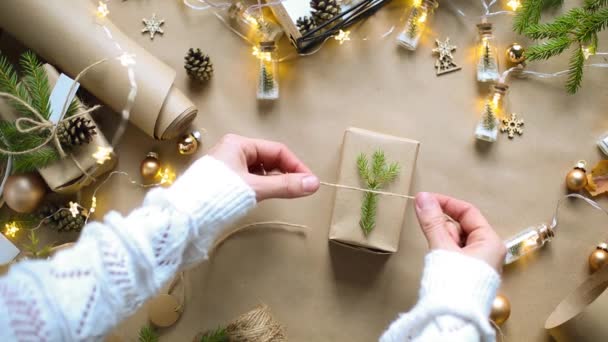 Las Manos Empaquetan Regalo Para Navidad Nuevo Año Los Materiales — Vídeo de stock