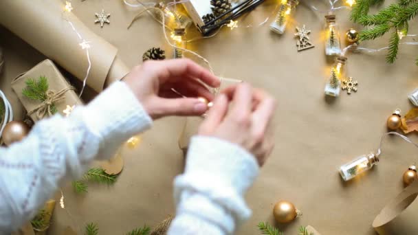 Руки Упаковують Подарунок Різдво Новий Рік Екологічно Чисті Матеріали Крафт — стокове відео
