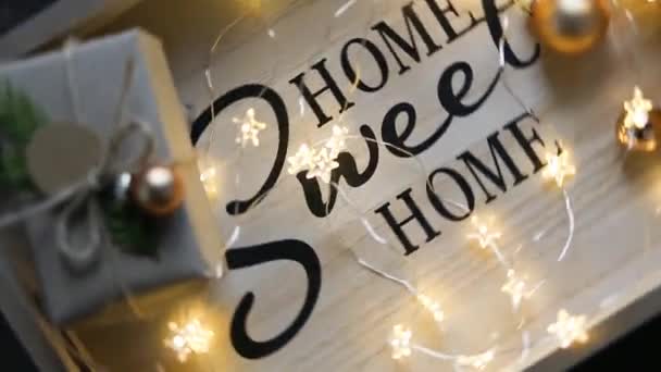 Huis Zoete Thuis Inscriptie Spinnen Het Bord Het Kerstdecor Feeënverlichting — Stockvideo