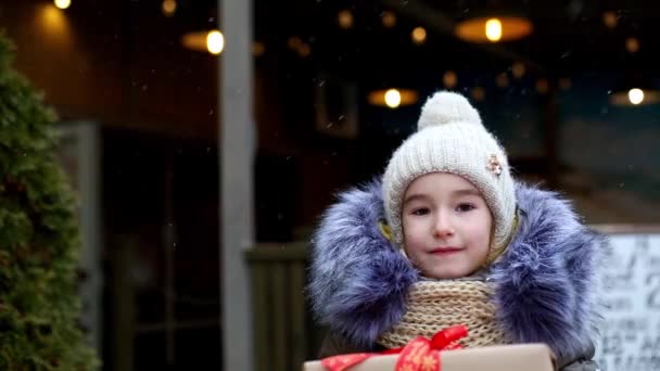 Πορτρέτο Του Χαρούμενου Κοριτσιού Ένα Κουτί Δώρου Για Χριστούγεννα Ένα — Αρχείο Βίντεο