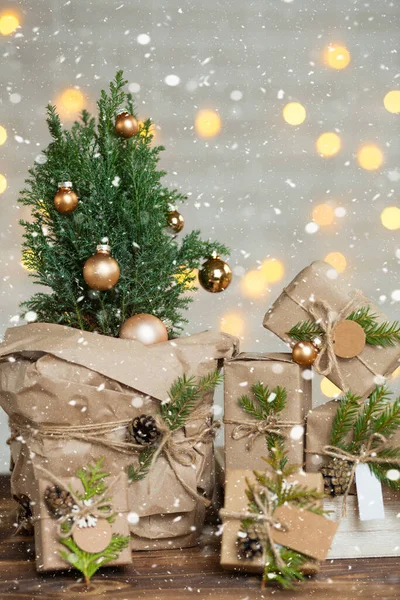 Indoor Cipres Pot Versierd Ballen Zoals Kerstboom Met Feeënverlichting Geschenkdozen — Stockfoto